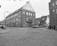 855423 Gezicht op de voor- en zijgevel van het Pastoor Schiltehuis (St.-Willibrordusstraat 13) te Utrecht, met op de ...